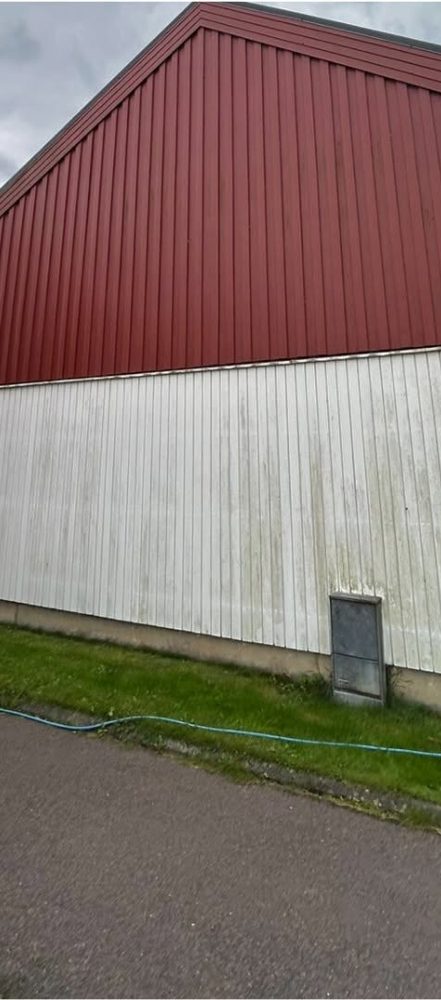 Vit och röd plåtfasad med smuts före rengöring